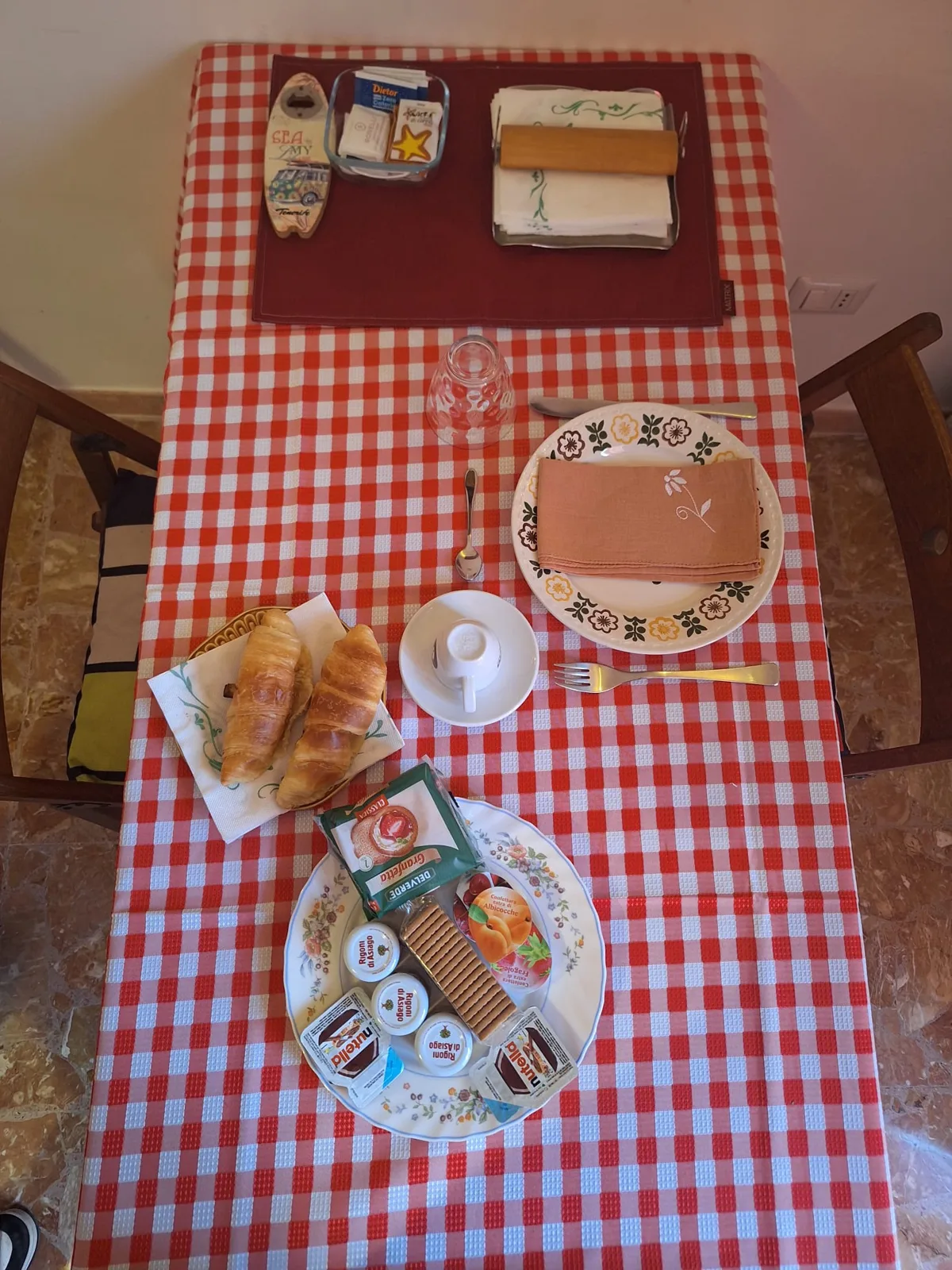 La colazione sulla tovaglia a quadri