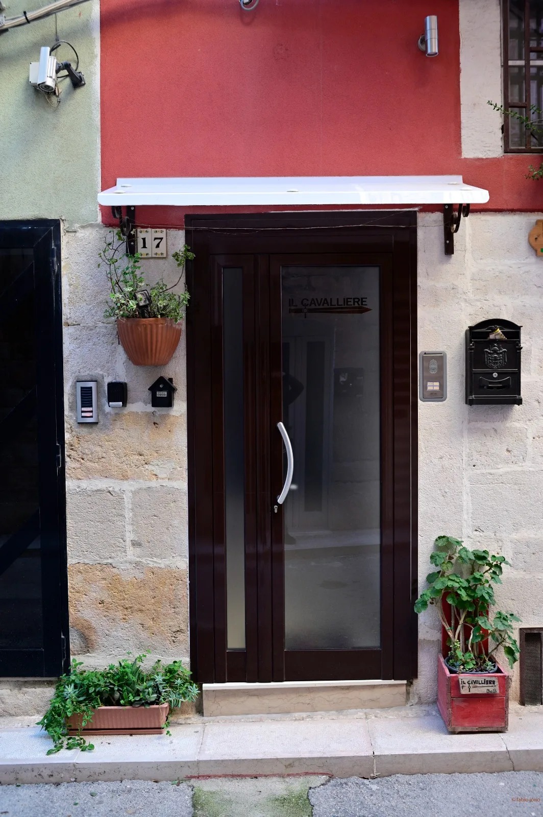 La facciata del B&B in via Pistergola
