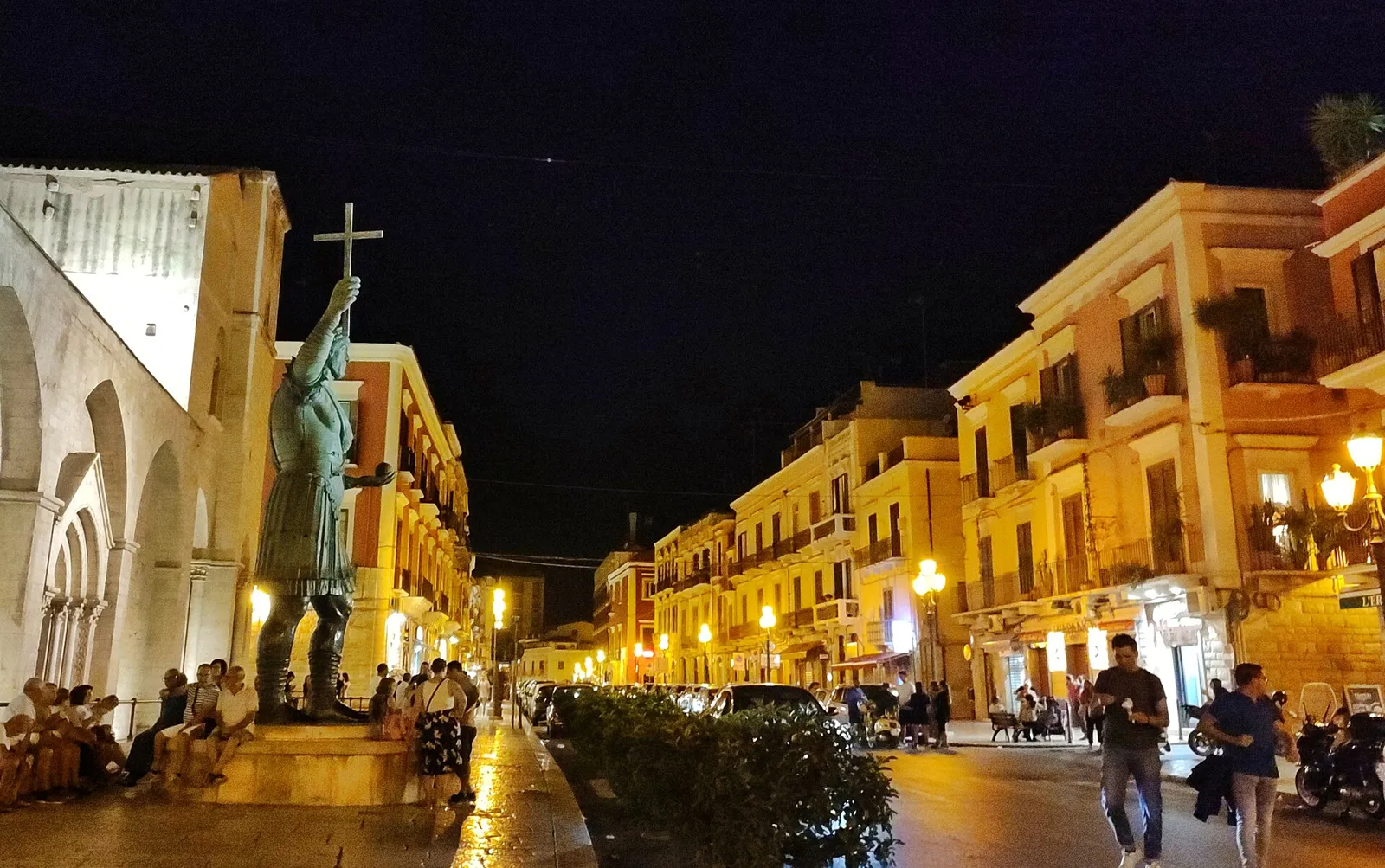 Il Colosso e corso Vittorio Emanuele la sera, Barletta