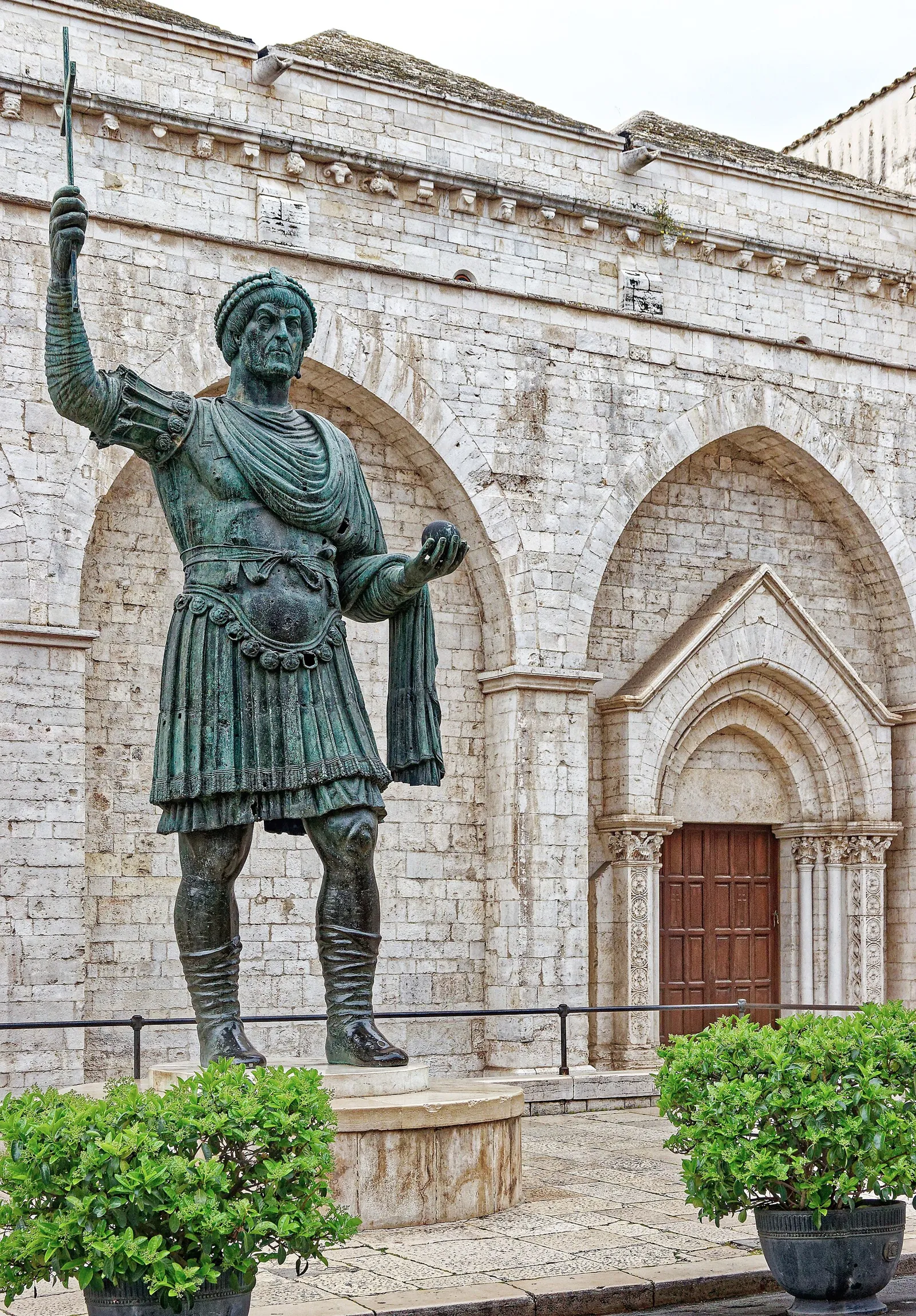 Il Colosso, Eraclio, davanti al Santo Sepolcro, Barletta