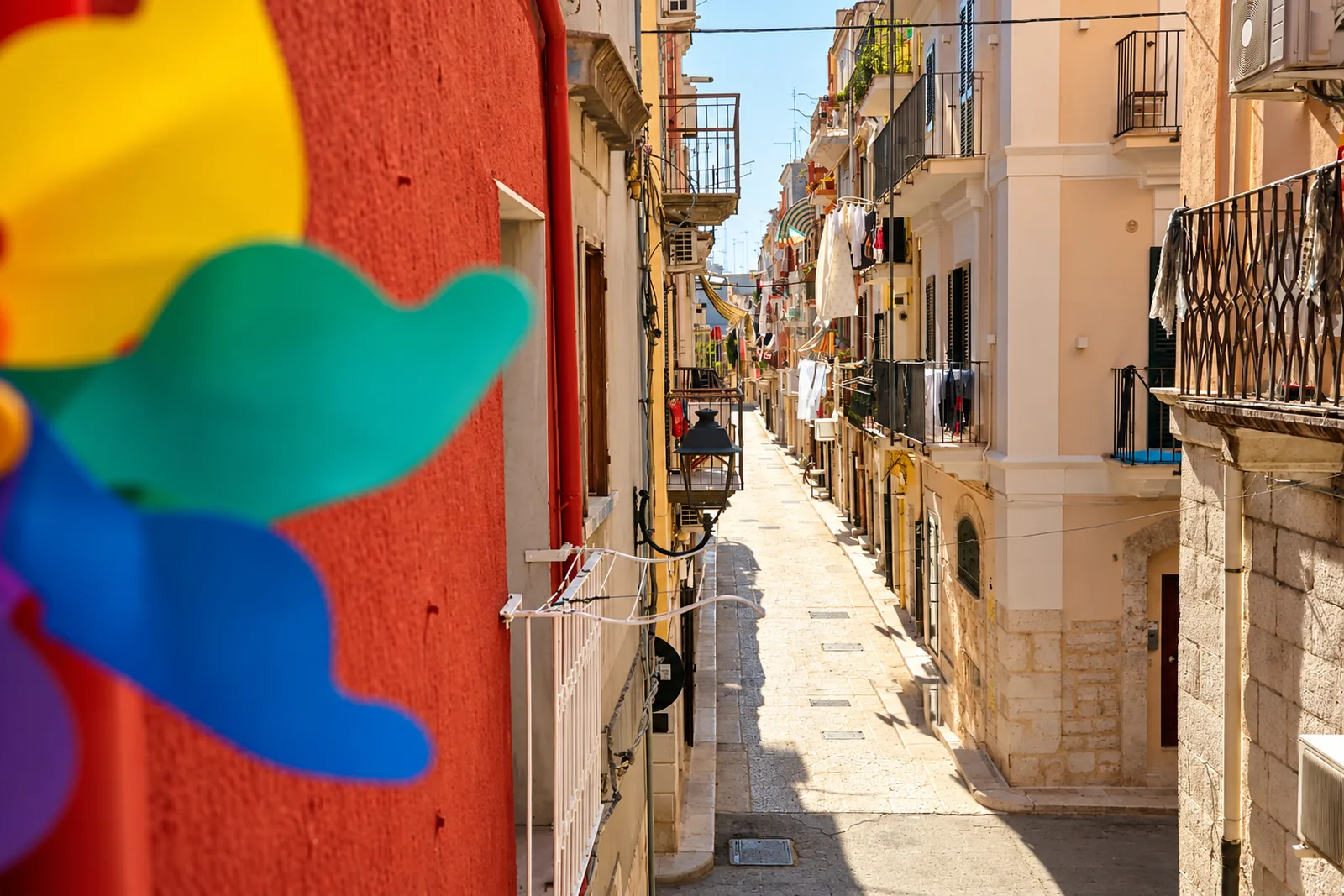 Una strada del centro storico di Barletta